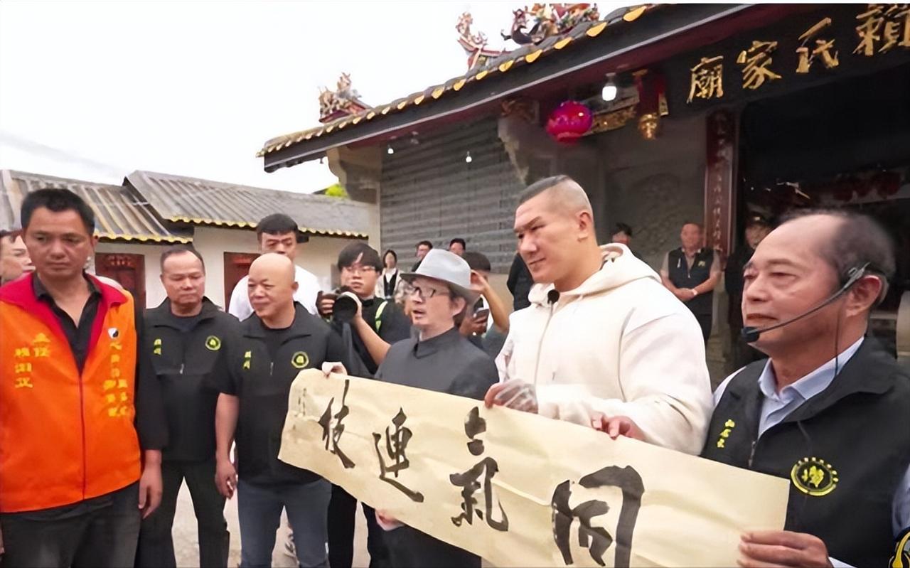 笑不活了！民进党被激怒了，痛批馆长造假。 台湾有个网红叫“馆长”，本名陈之汉