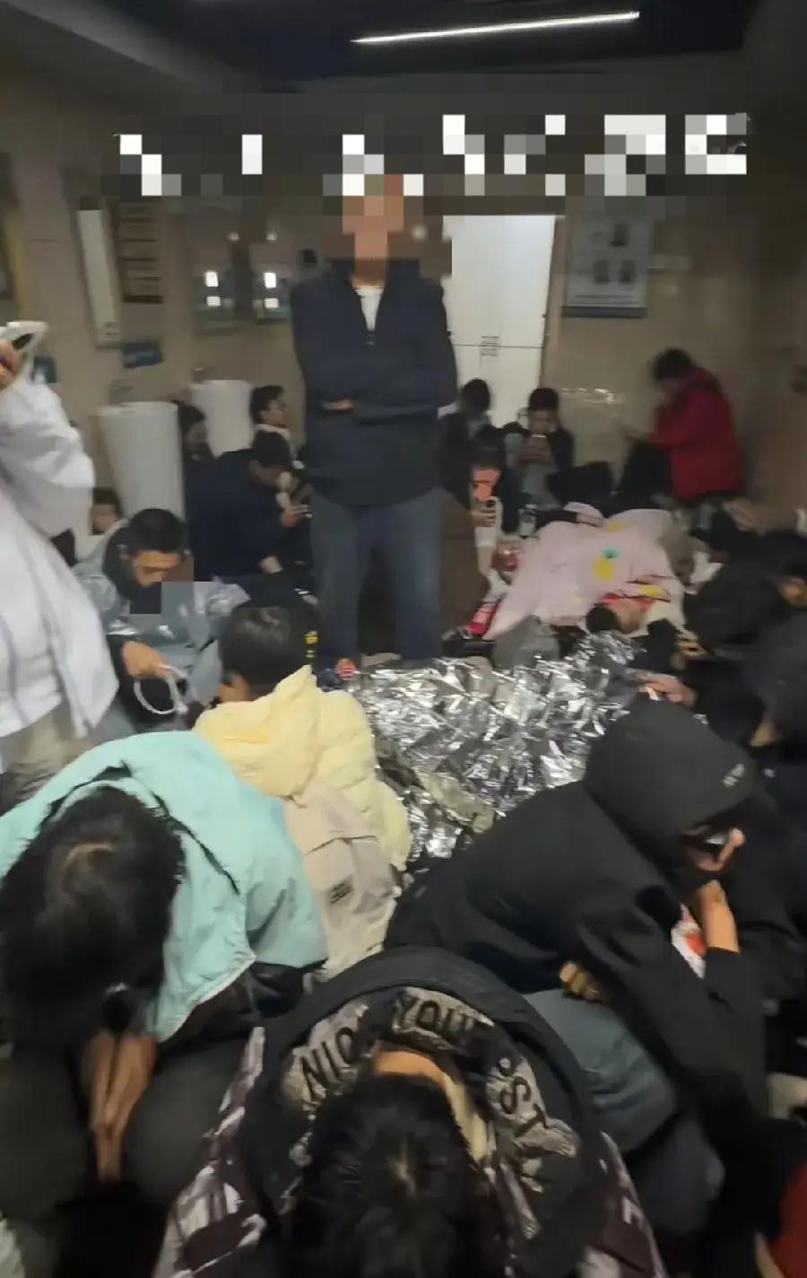 泰山厕所，都睡满了人，全部躺在地上，也顾不上男女了。穿着厚厚的羽绒服，依然蜷缩在