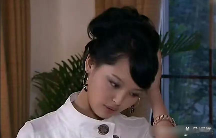 《丑女无敌》里的辛芷蕾，完全没认出来，她那标志性的分瓣儿嘴唇怎么没有了​​​