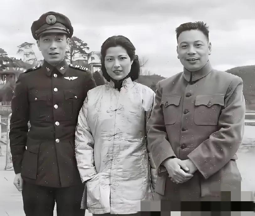 1945年昆明，蒋经国与父亲的专机机长衣复恩及其夫人萧瑛华合影，衣复恩因为技术出