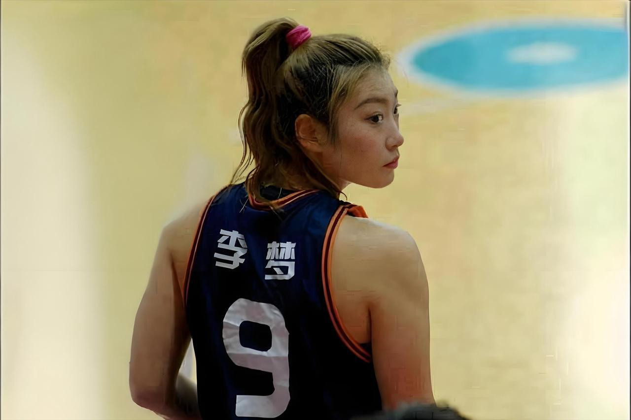 WCBA要限薪,这摆明了就要整治四川女篮,李梦和王思雨只能二选一了。篮协一纸