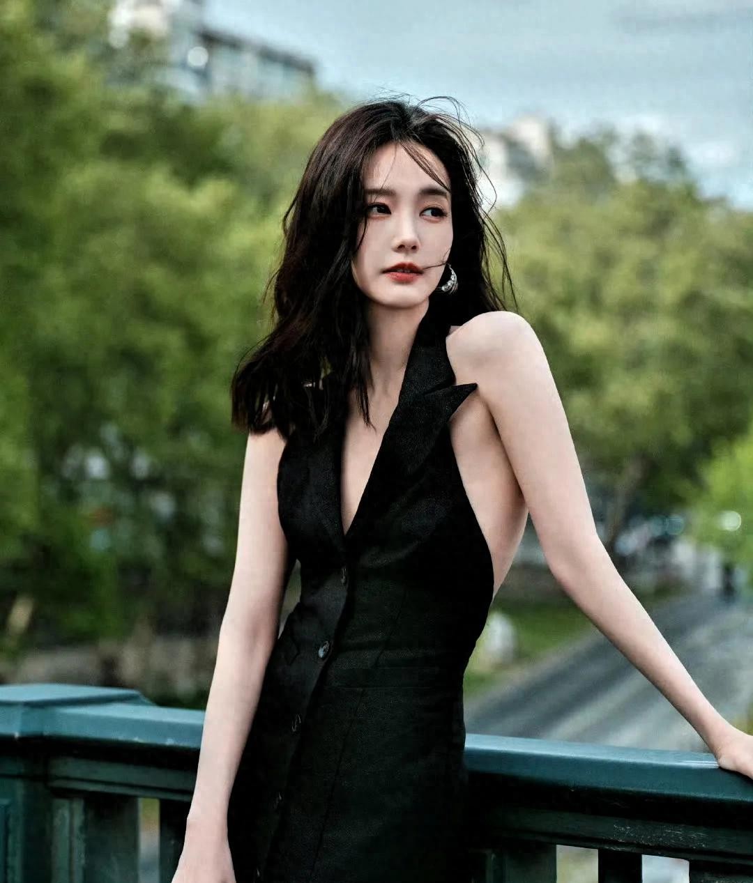 李一桐官方身高是165cm，腿长接近101cm，被称“人间腿精”？
