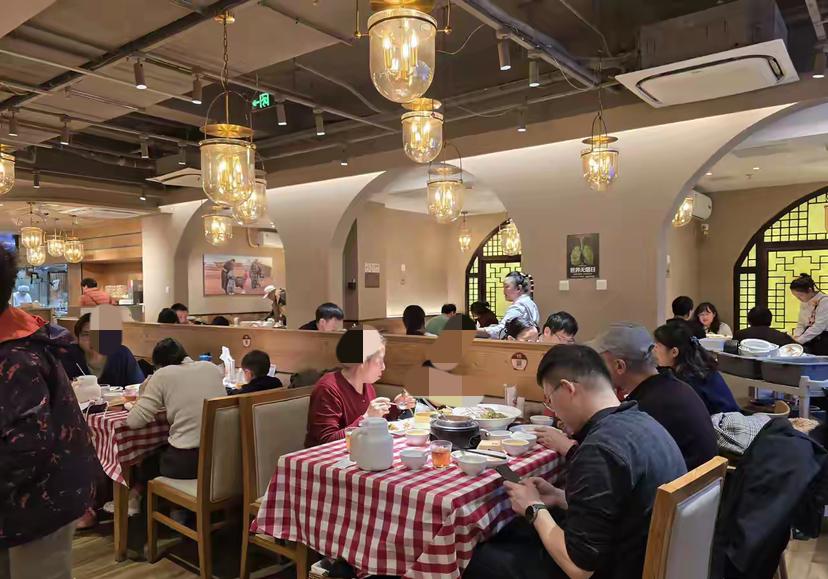 贾国龙有高人指点？生意又火爆了起来，不得不服贾国龙做生意有一套，首都某店座无虚席