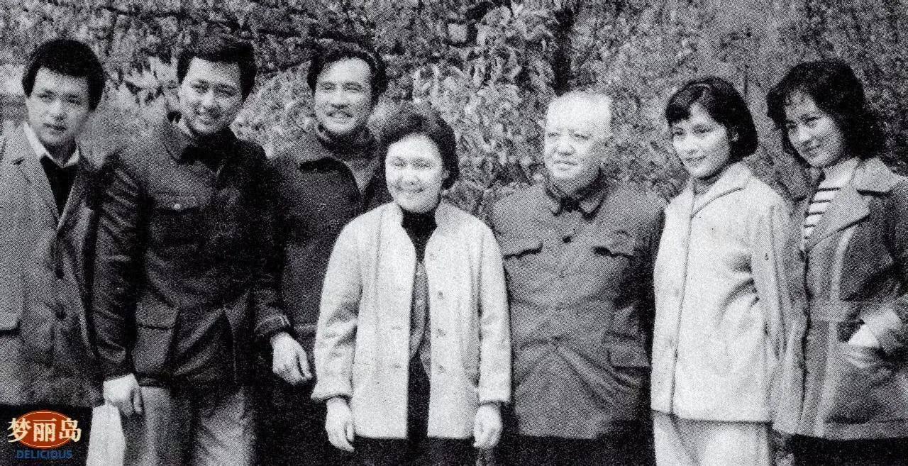 一张老照片：我认出了花颜月貌的张金玲、宋晓英，喜容绽放的宫喜斌、杨在葆，还有白杨