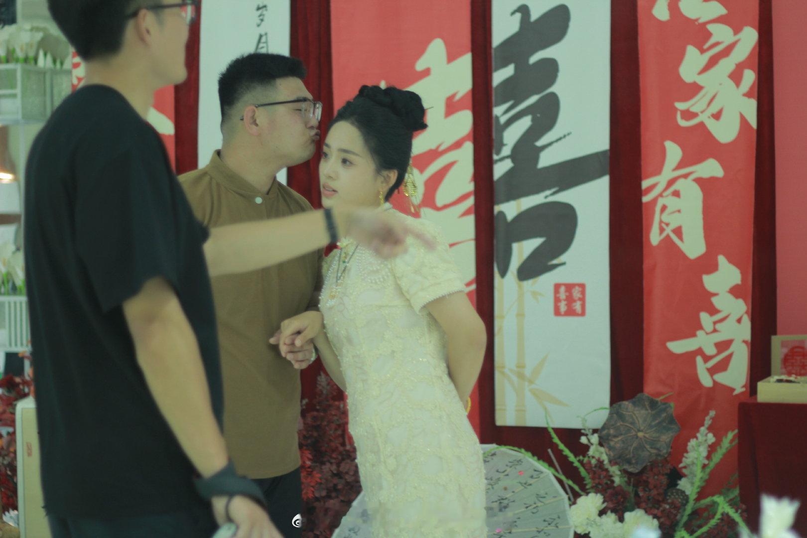 今天晚上翻百度网盘翻到订婚的照片不知道我老公在干嘛笑死我了​