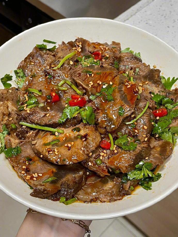 香辣入味的卤牛肉，嘎嘎香。