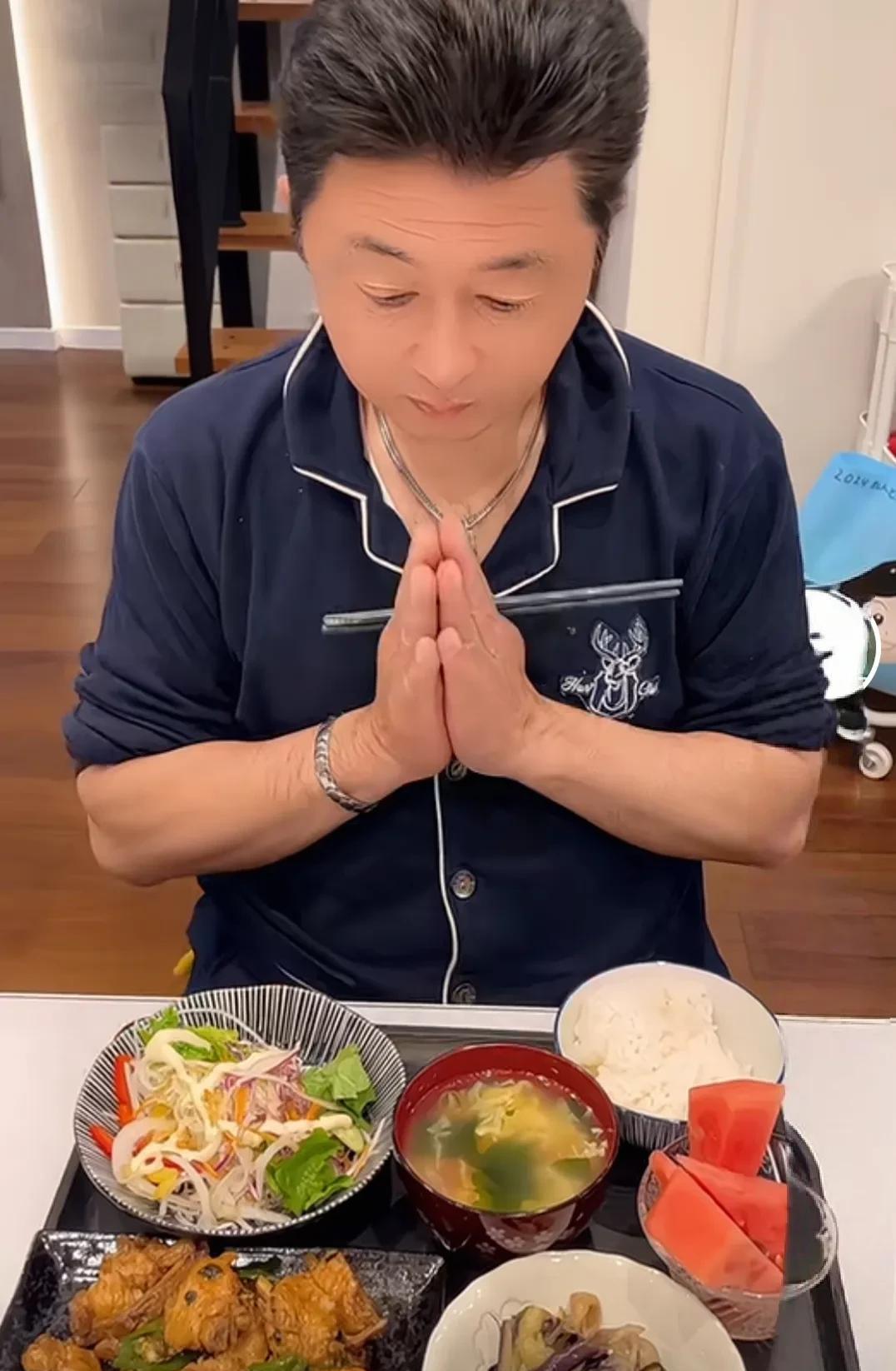 都说日本人吃饭时吃的比较少，但我看这个日本人比我吃的还要多。你看这个日本人吃的是