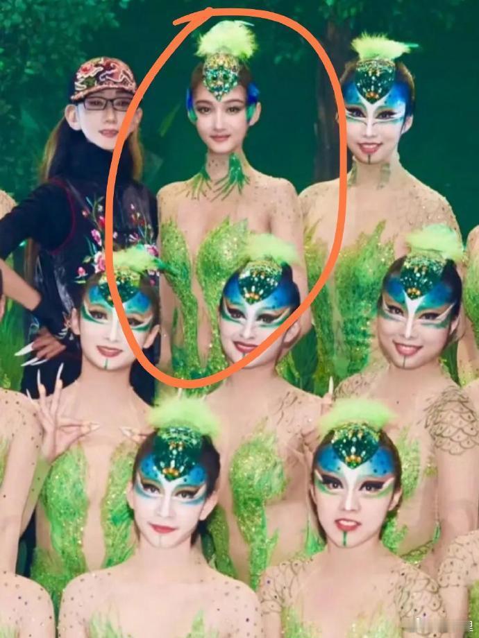单看关晓彤骨架就显得很大在人群中的关晓彤骨架看起来就没那么大