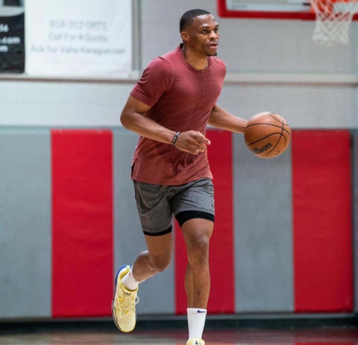 NBA自由球员威斯布鲁克真是太不自量力了！最近美记SamAmico在社媒上发文