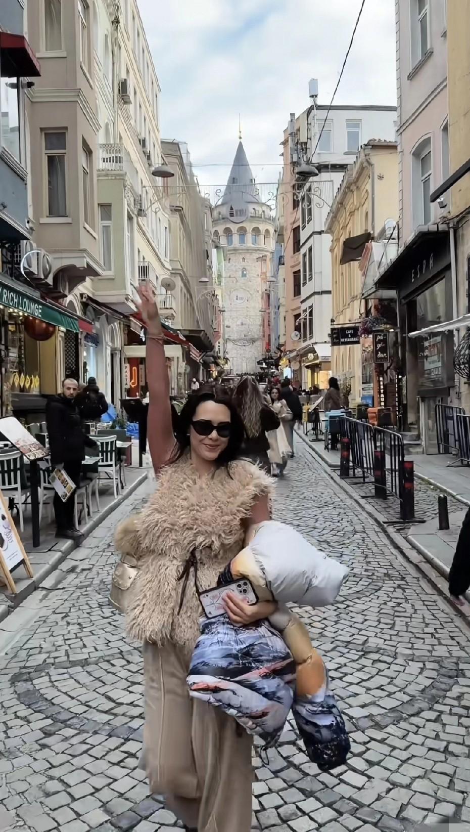 当别的星二代还在蹭父母热度，她已用一张冷脸刷爆巴黎时装周。27岁签约国际模特公