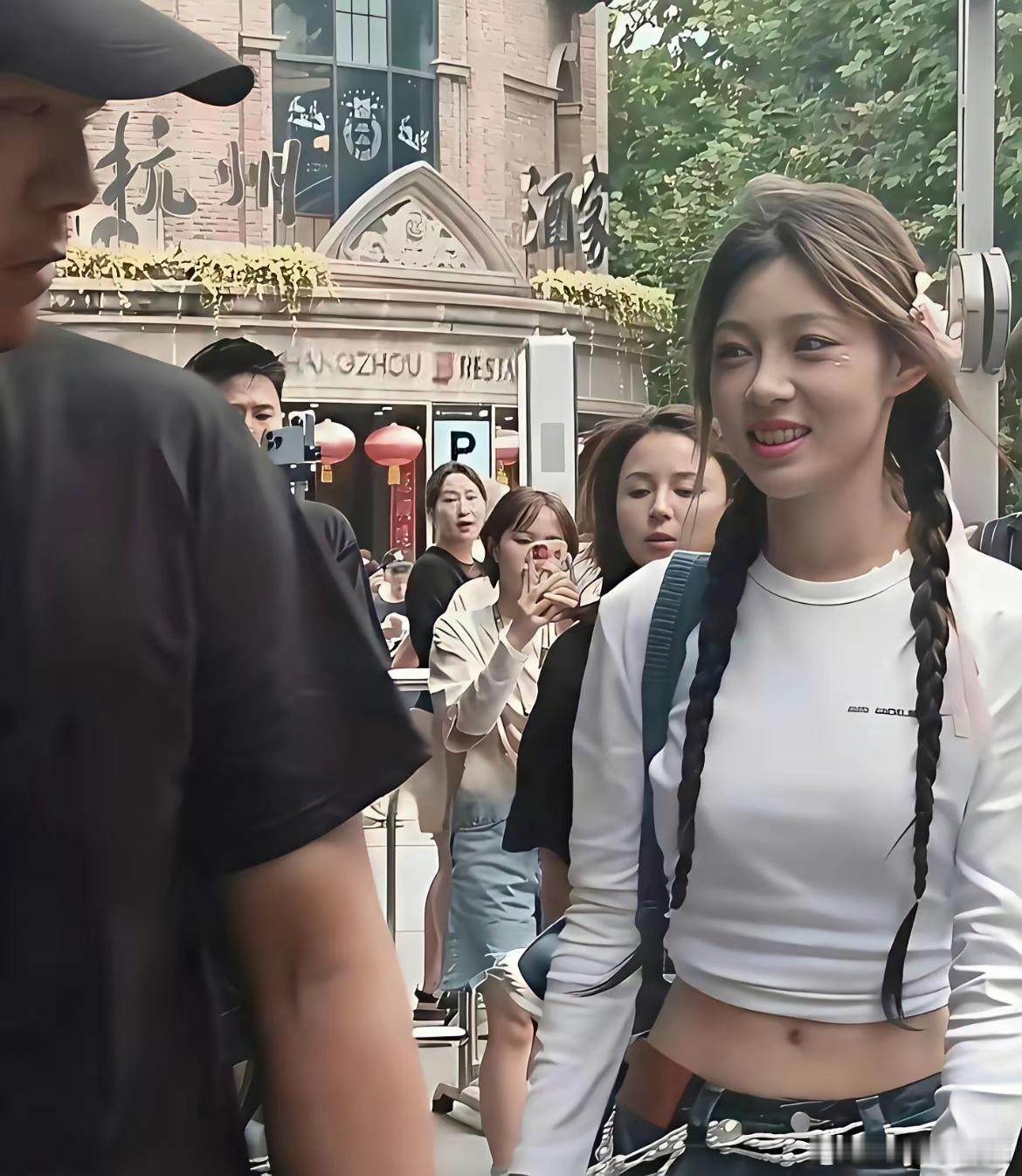 好家伙，痞幼居然长这样？跟网上不太像啊！