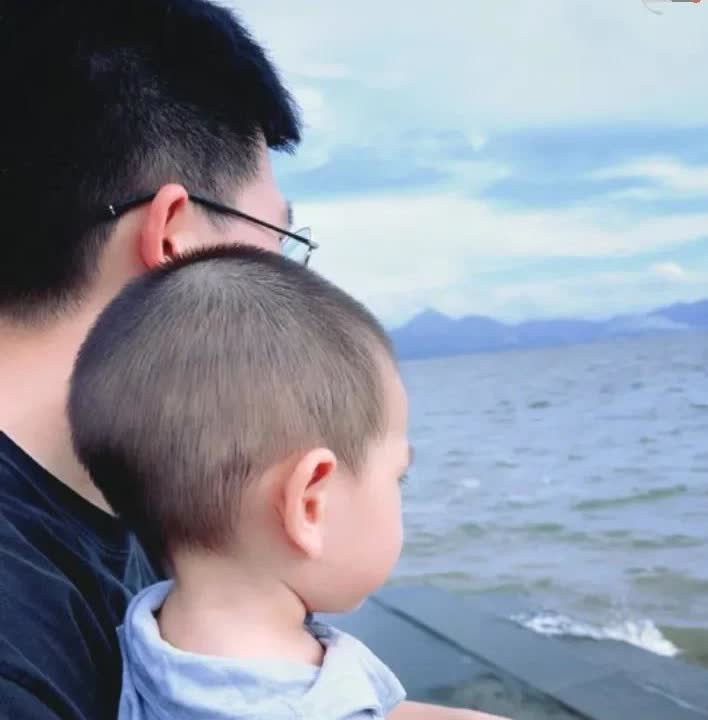 青海湖这事儿看得人又暖又揪心！男子正陪家人赏湖呢，衣角突然被拽住，低头就见个小男
