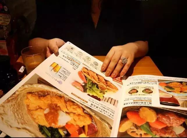 今天，我在街上偶遇好久不见的老同学。我请客去一家饭店吃饭，翻着菜单傻眼了。可口的