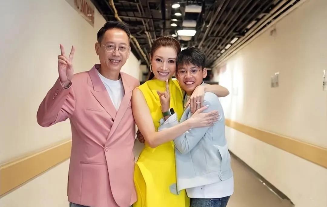 李嘉欣淡出娱乐圈后陪读英国，为培养儿子付出诸多辛劳，虽现老态但气质仍出众。李嘉
