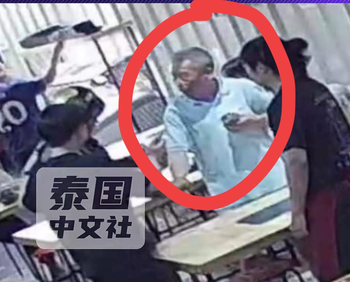 一中国老人泰国清迈吃日式火锅，以肉是假的拒绝买单259泰铢。这名老人泰国清迈吃日