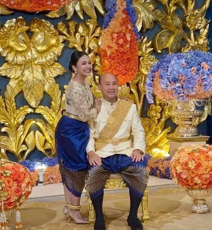 洪森亲王的三儿子的新媳妇结婚不到一年就生了孩子，躺在产床上一脸的幸福笑容。都说