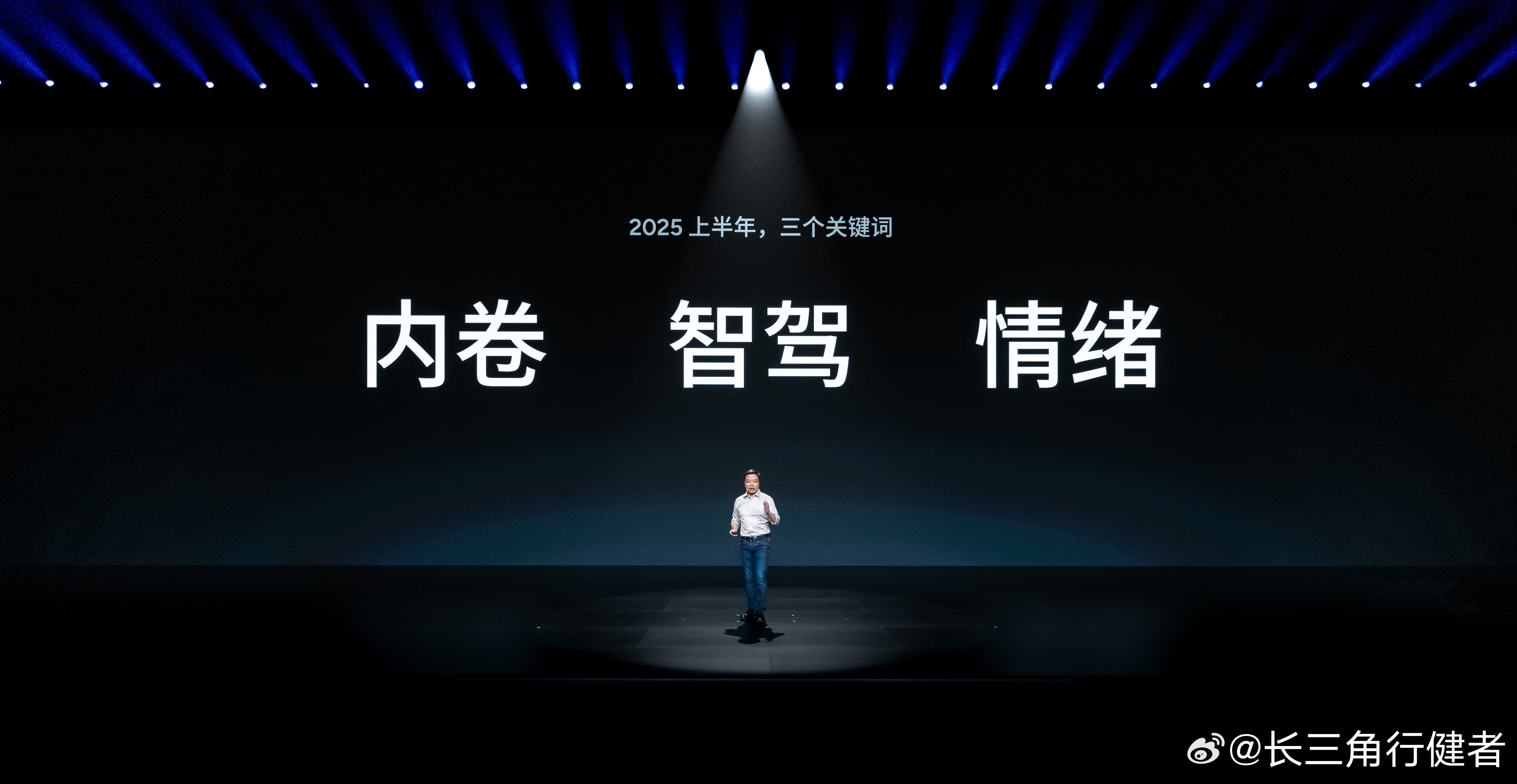 看各位媒体老师对小鹏G7发布会的报道，特别喜欢这三张照片[大笑]，图一是对行业现