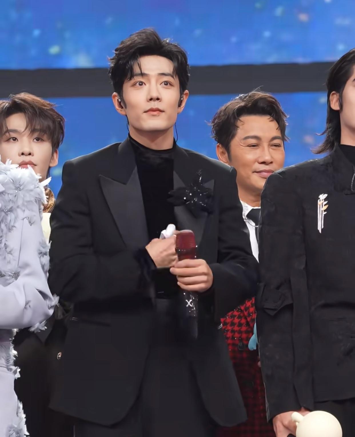 他本来就是个很可爱的人吧，昨晚抓包现场，先是肖战想擦擦汗从他的高定西装里掏纸