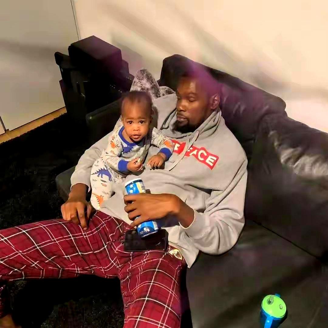 第一段：杜兰特缺阵第二段：他因孩子出生缺席，火箭赢球，阿门准三双亮眼，霍