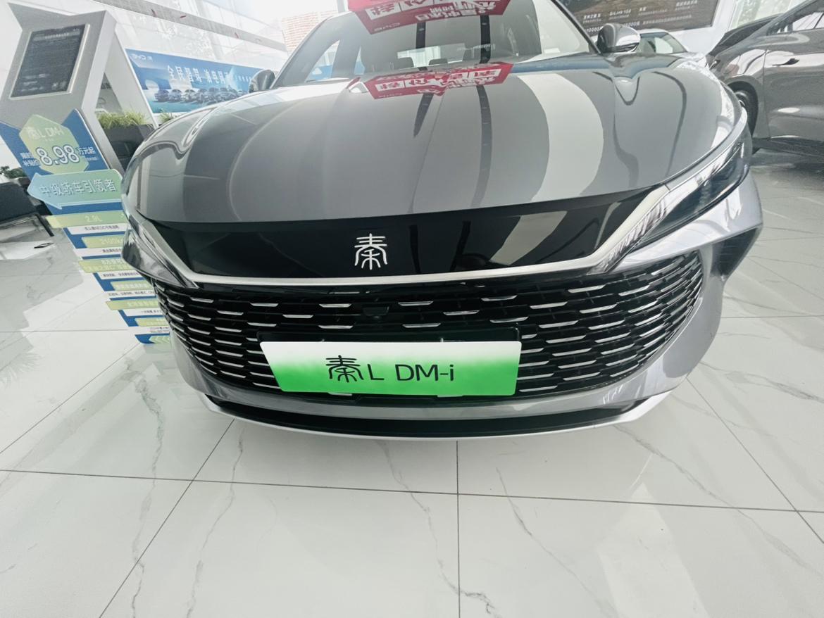 今天顺路去比亚迪4S店看了刚上市的秦LDM-i，第一眼就被这车的气场震住了——