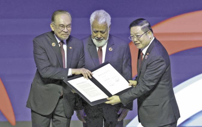 终于,中方作出选择,东盟扩员至11国,第一个对美投降的国家出现。最近吉隆坡的