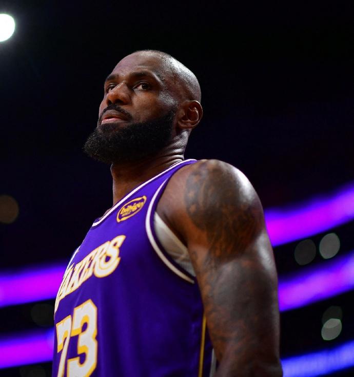 进入41岁后，詹姆斯场均：——26.0分7.6助攻7.4篮板1.4抢断——投