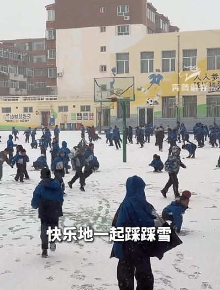内蒙古包头下雪了，一学校的校长站在讲台上讲话，遭到学生围攻扔雪球，校长立马拿麦对