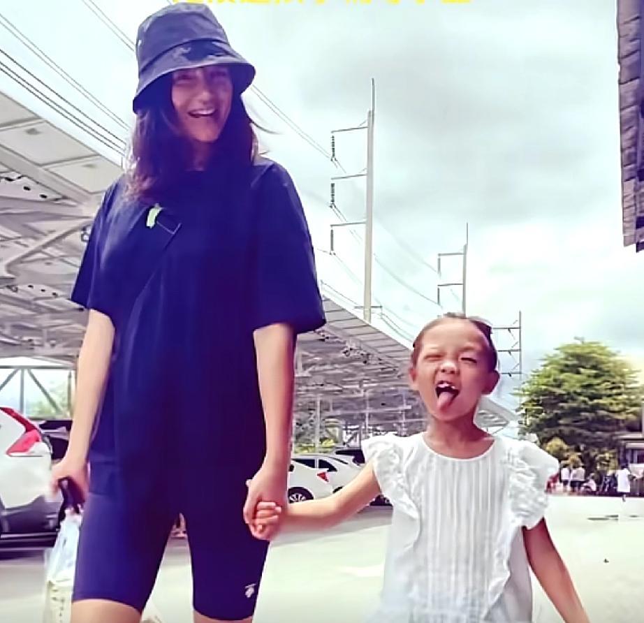 54岁的瞿颖自曝很享受现在的婚姻状态她的伴侣是一位民航机长，对方还带着两个女