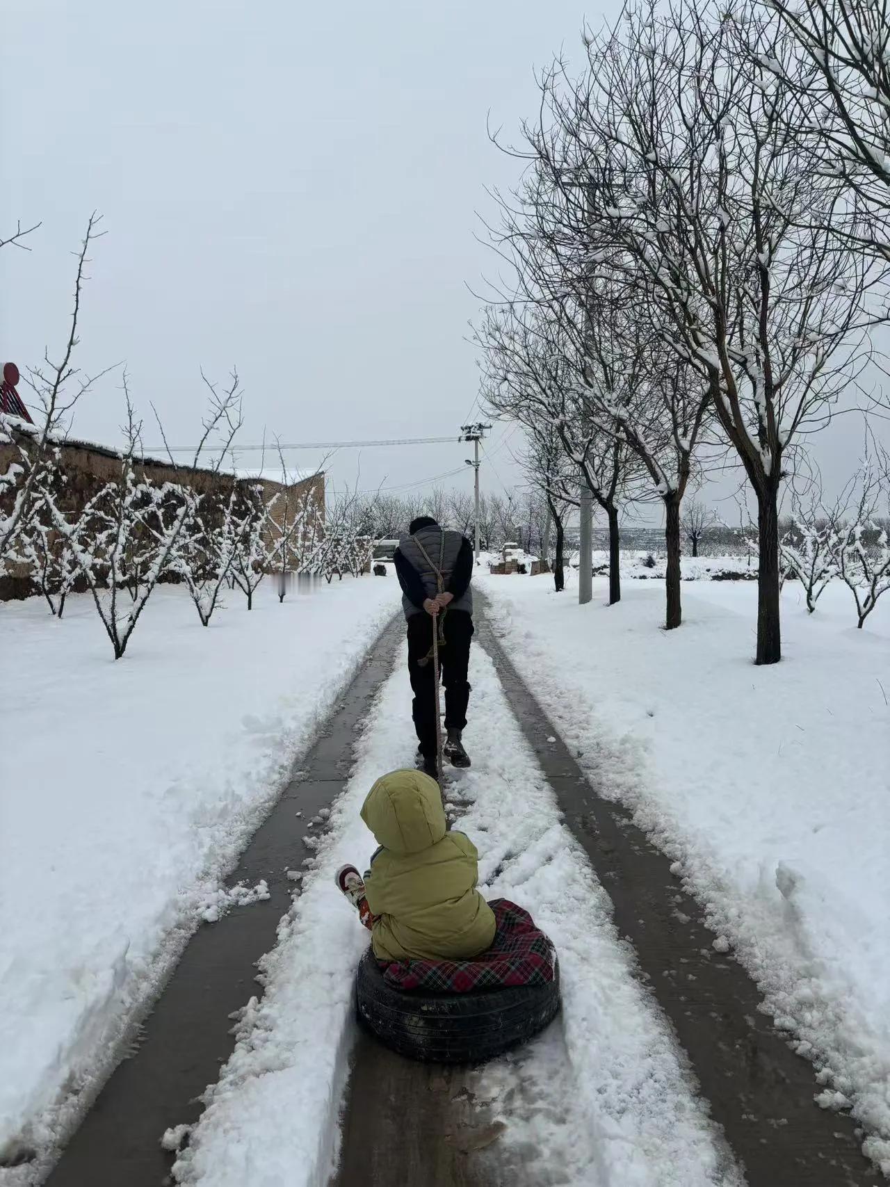 下雪天的快乐……今年一冬天基本都没有下雪，没想到临近过年下雪了，下的还挺大的