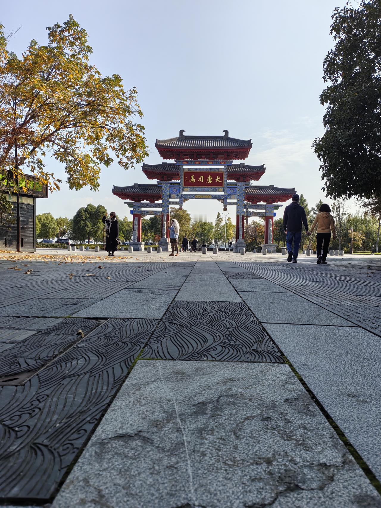 昨天老公给我发了一个视频，是卖房的视频。175平，精装修，21楼，3400一平