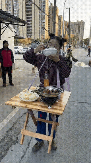 这样吃饭不累吗？脖子挂着桌子，桌子又有菜，又要走路，又要保持平衡。这是为了啥？