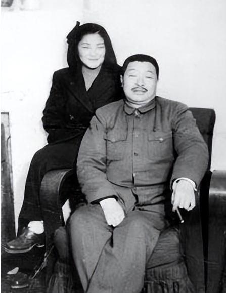 1975年贺捷生给毛主席写信，请求寻找贺龙遗骸，主席看完流泪批复。1969年6