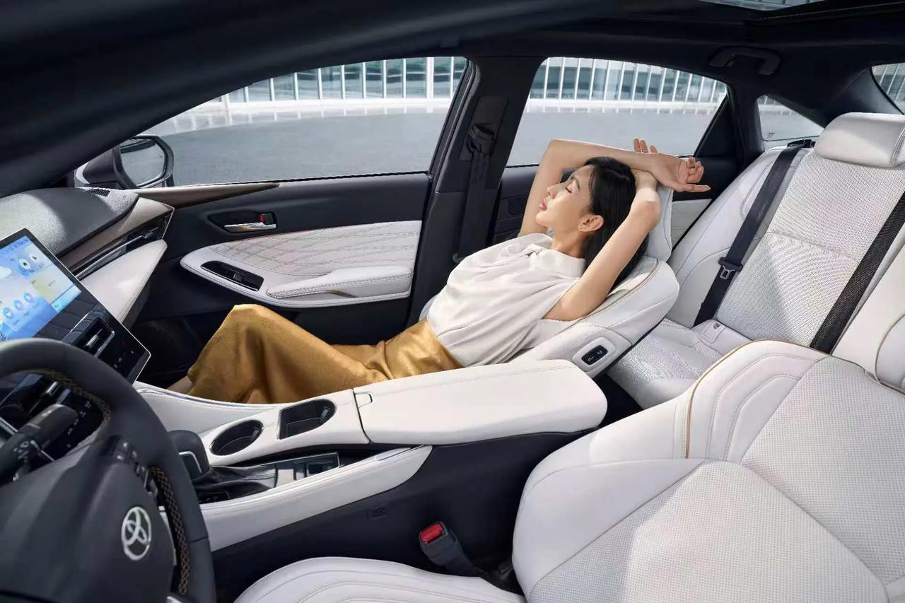 2.0L燃油版搭载自然吸气发动机，最大功率130kW（177Ps），最大扭矩20