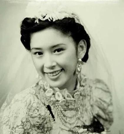 1966年，27岁的她，在匆匆见了4次面后，便嫁给76岁的老头，在老头死后，她还