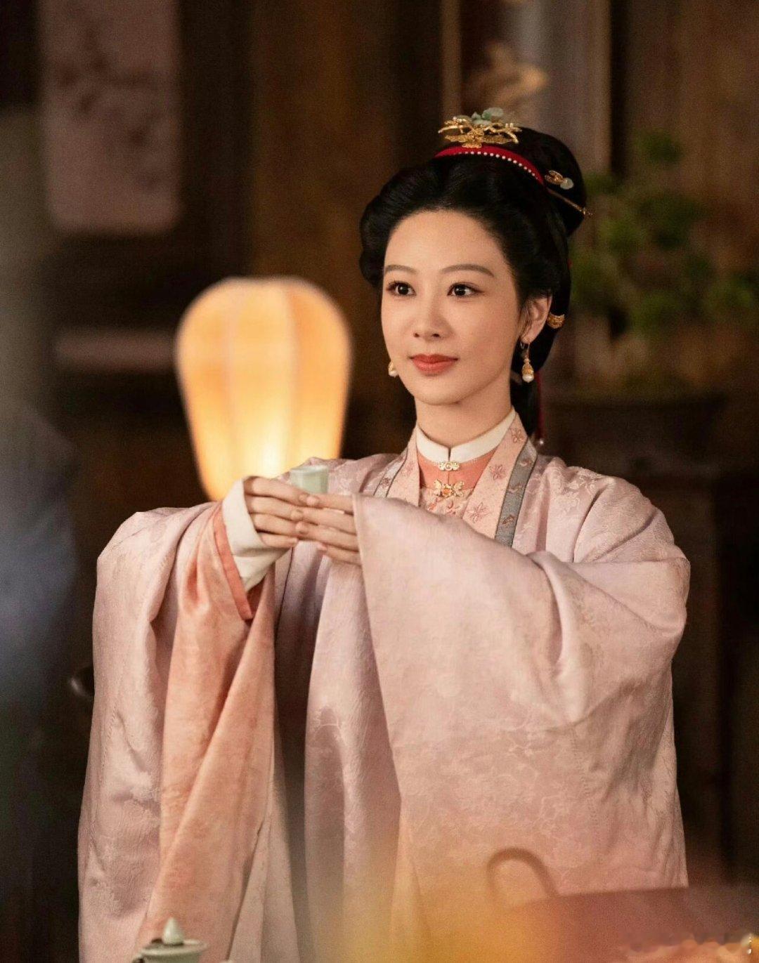 杨紫家业猫眼有效播放量破12亿黑马年代古装剧实锤！《家业》全网有效播放直接冲破1