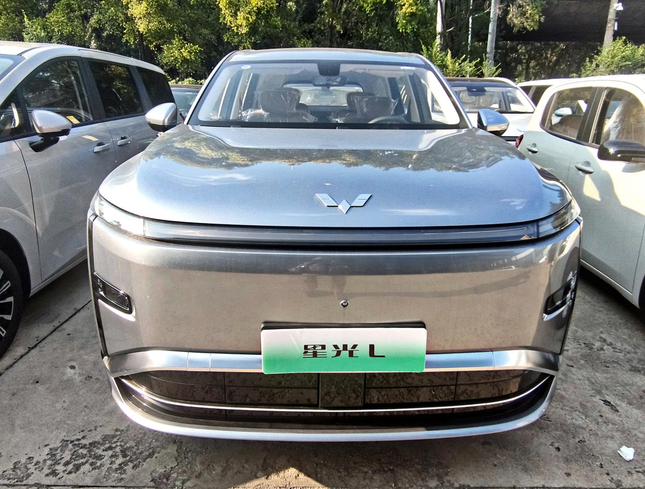 家用大六座SUV《星光L》星光L是上汽通用五菱推出的，一款中大型大六座插