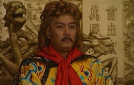 1997年，《雍正王朝》剧组，喝醉了的唐国强突然擅自改戏，嘴里念着：“让朕握握，