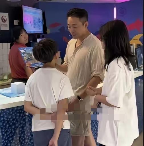 无数网友始终怀揣期待，盼玥儿与霖霖长期定居北京，一家得以团聚。可一则海外动态曝光