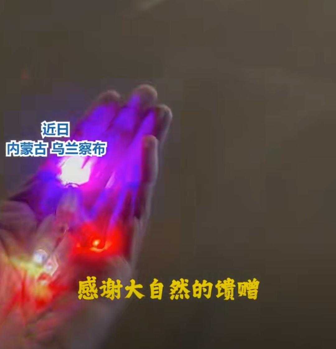 吓麻了！2月2日，内蒙古一女子摩旅途中，看到路边有漂亮小彩灯，开心捡了不少，