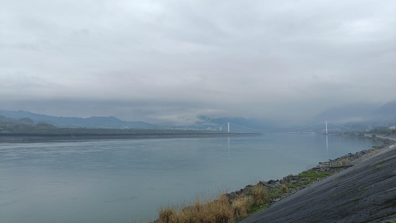 今天雨游三峡大坝，看衔远山，吞长江，浩浩荡荡长江水在西陵峡奔涌而过。雨过天晴，