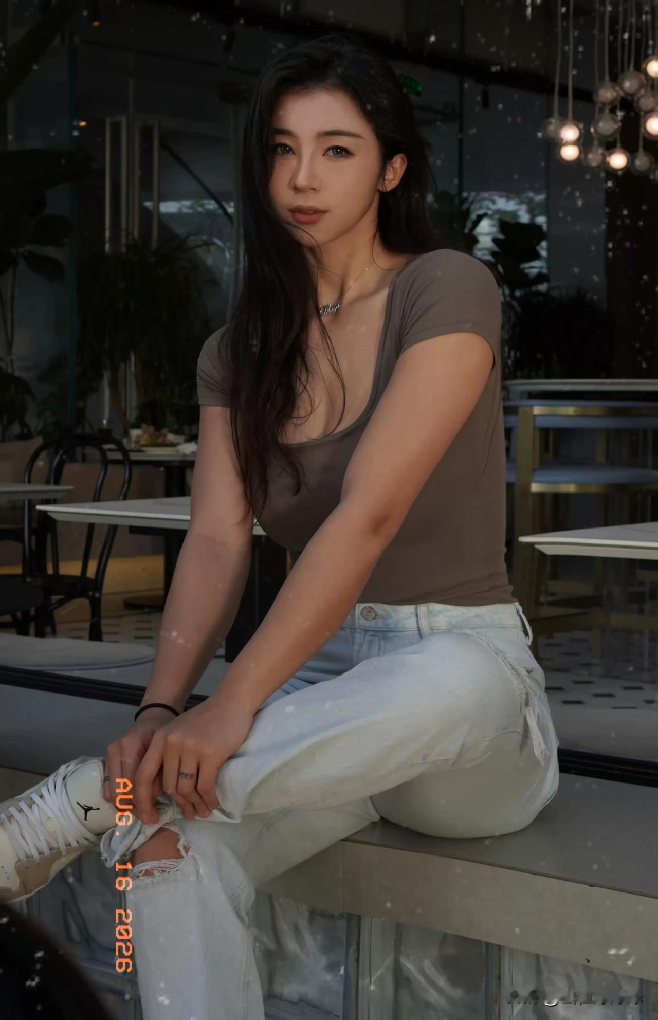 接近一米八的大个子，完美的身材比例，站在NBA的场边，镜头比场上的球星还要抢