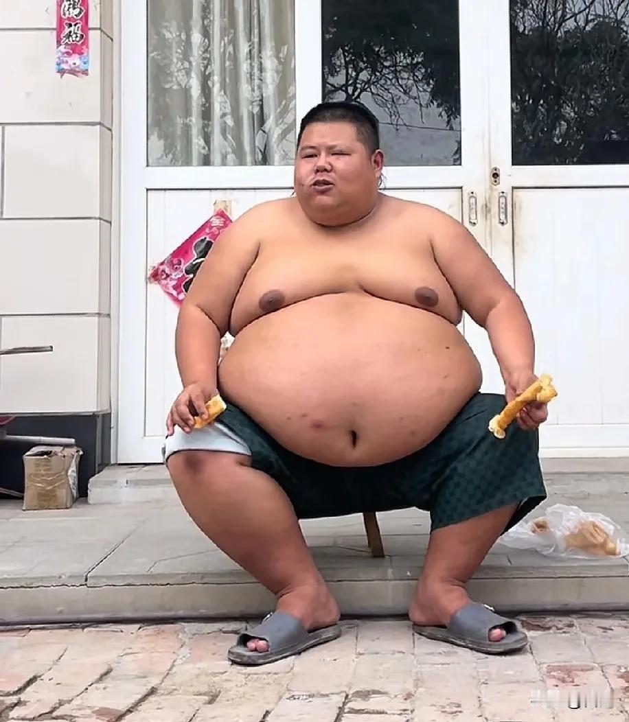 河北沧州网红大胃袋良子，身高164厘米，体重近400斤，一天能挣最少2000多，