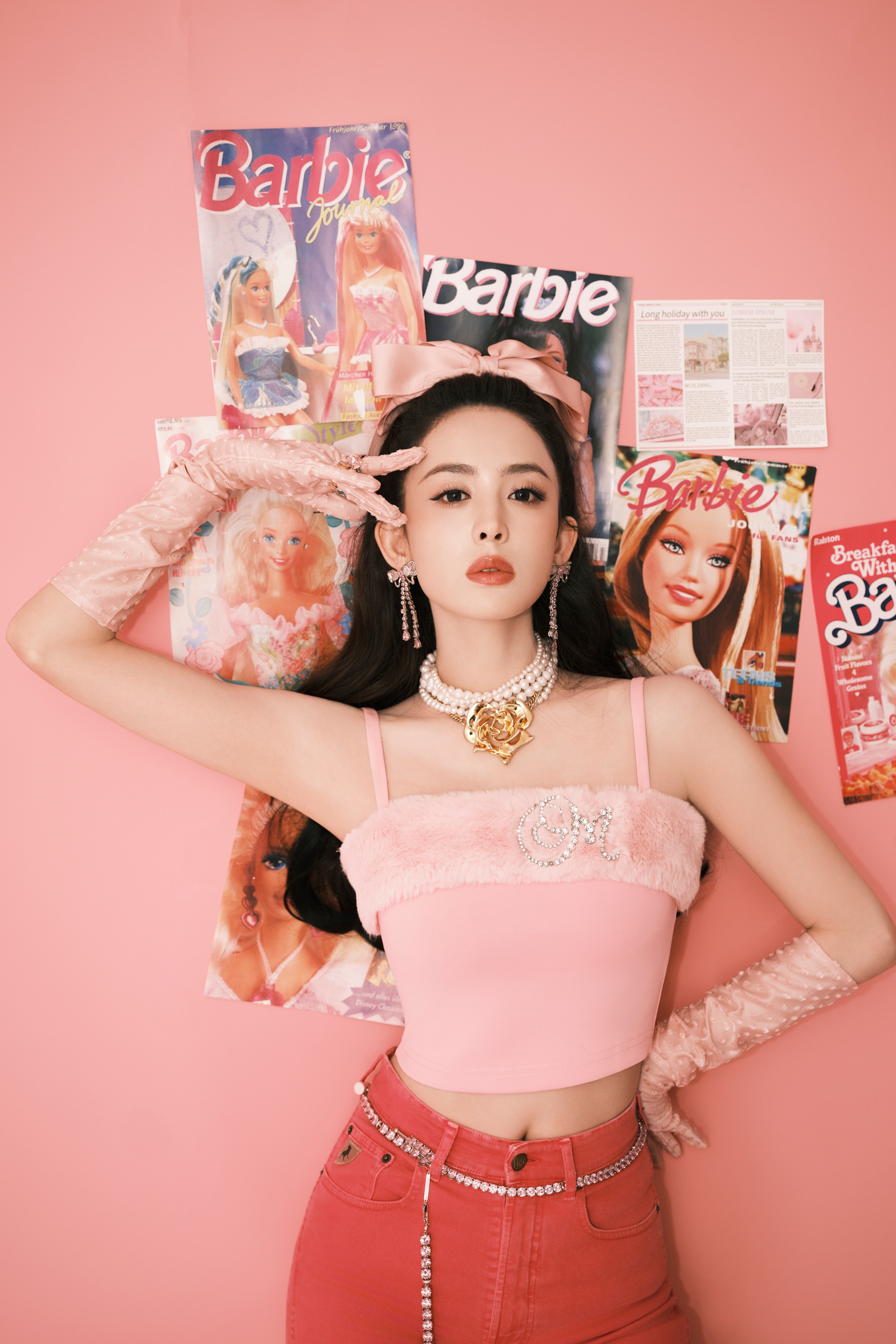 古力娜扎：少见的粉色蕾丝攻速手套，粉嫩可爱。娜扎