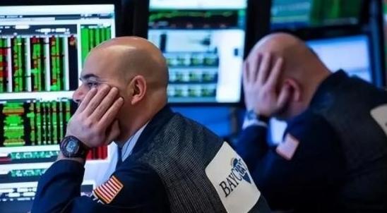 一旦中国今天清空全部7307亿美元美债，明天我们自己的出口企业，就将接不到一张新