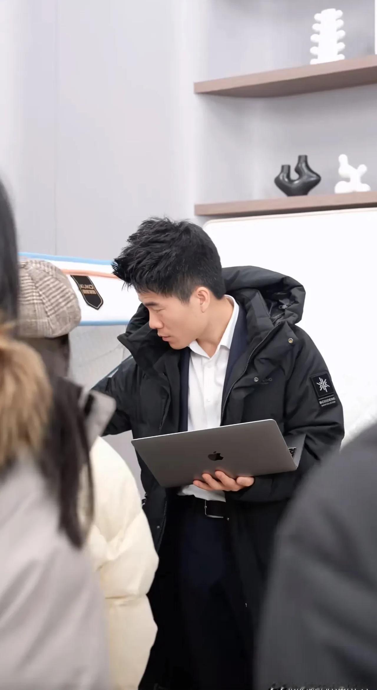 董宇辉被才女索娅夸“帅”上热搜——全网没骂“肤浅”，反而集体抄她的文案？索娅的