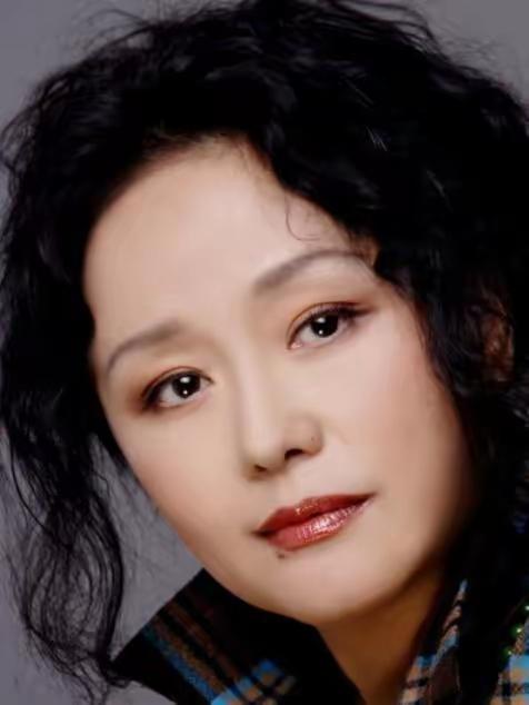 1979年，饰演潘金莲的廖学秋拍完，赶回家中却看到老公怀里搂着一个陌生女人，廖学