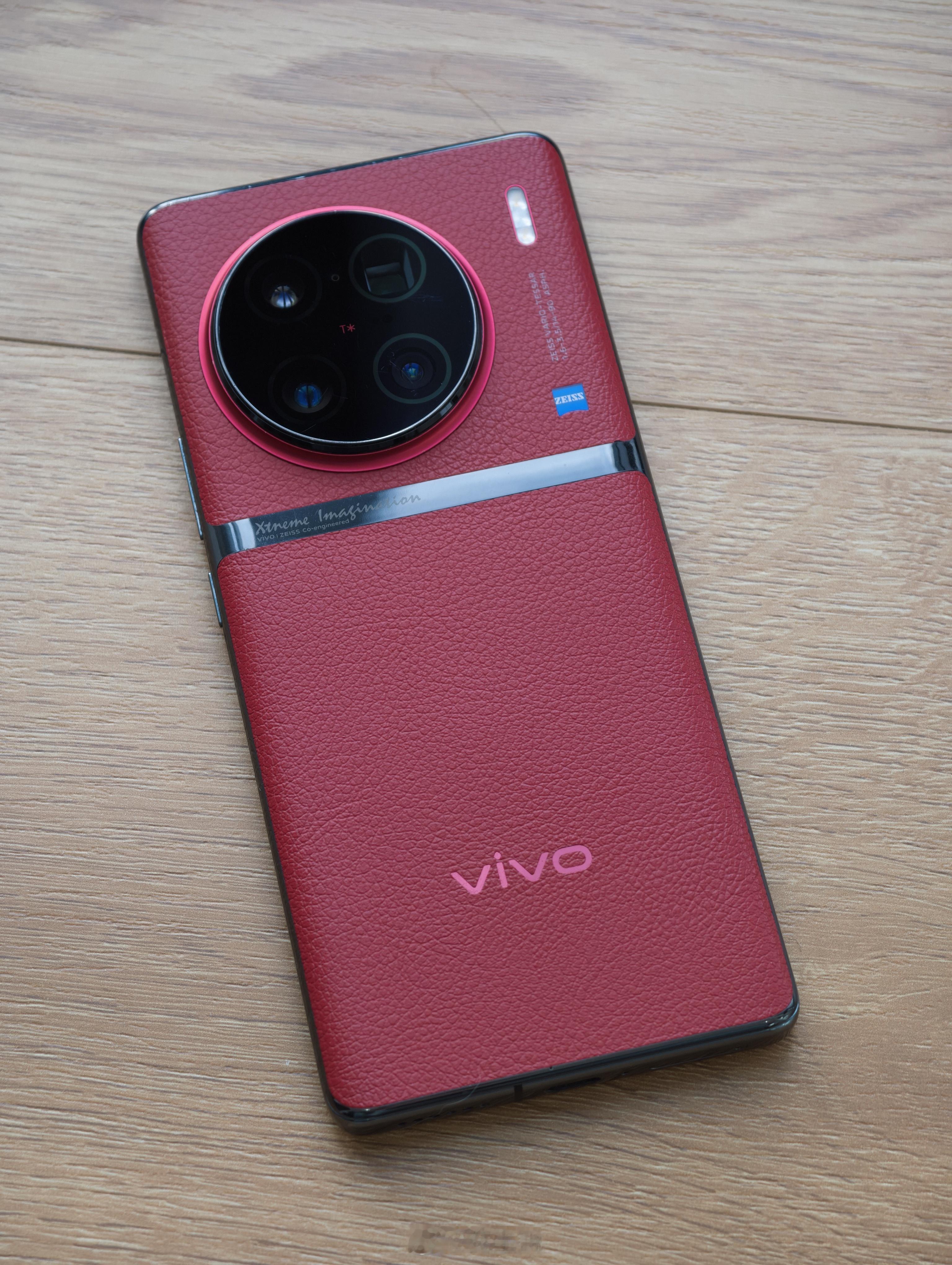 现在看vivoX90Pro+的设计依然在线，这条绸带的设计让左上大圆看上去就
