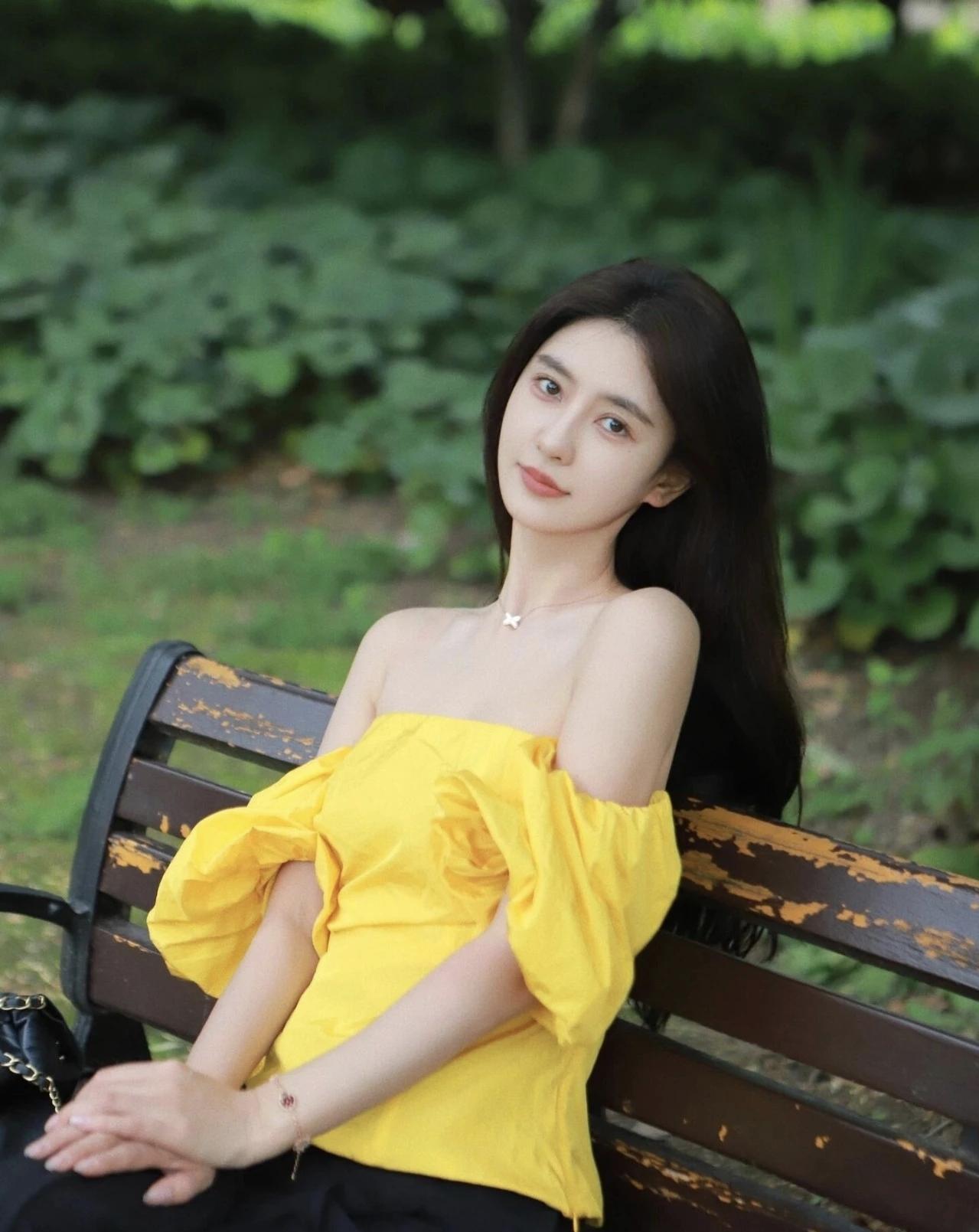 阳光明媚的午后，公园长椅上的温柔时光。
