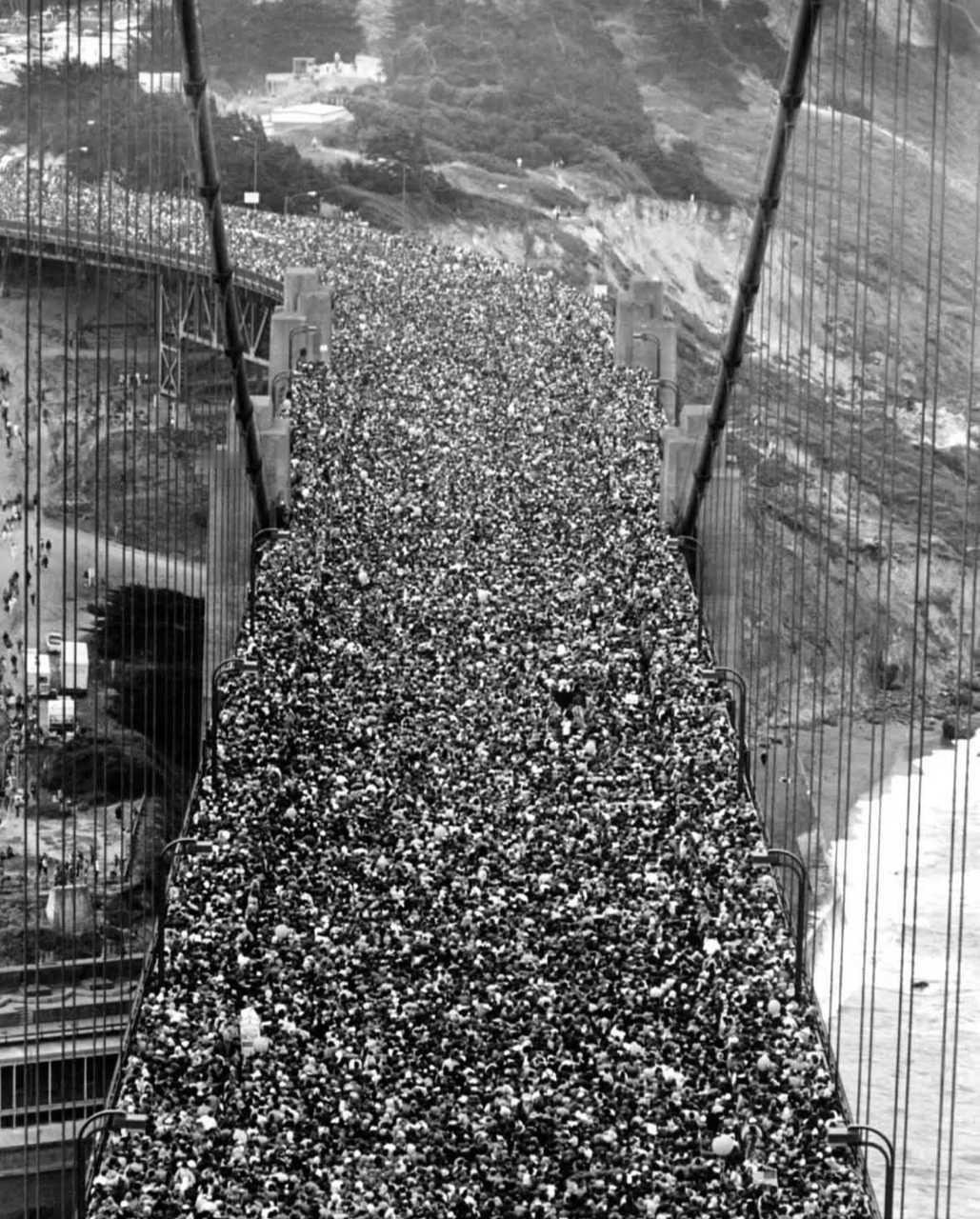 1987年5月24日旧金山金门大桥建成50周年纪念日，当天有超过30万人涌上了