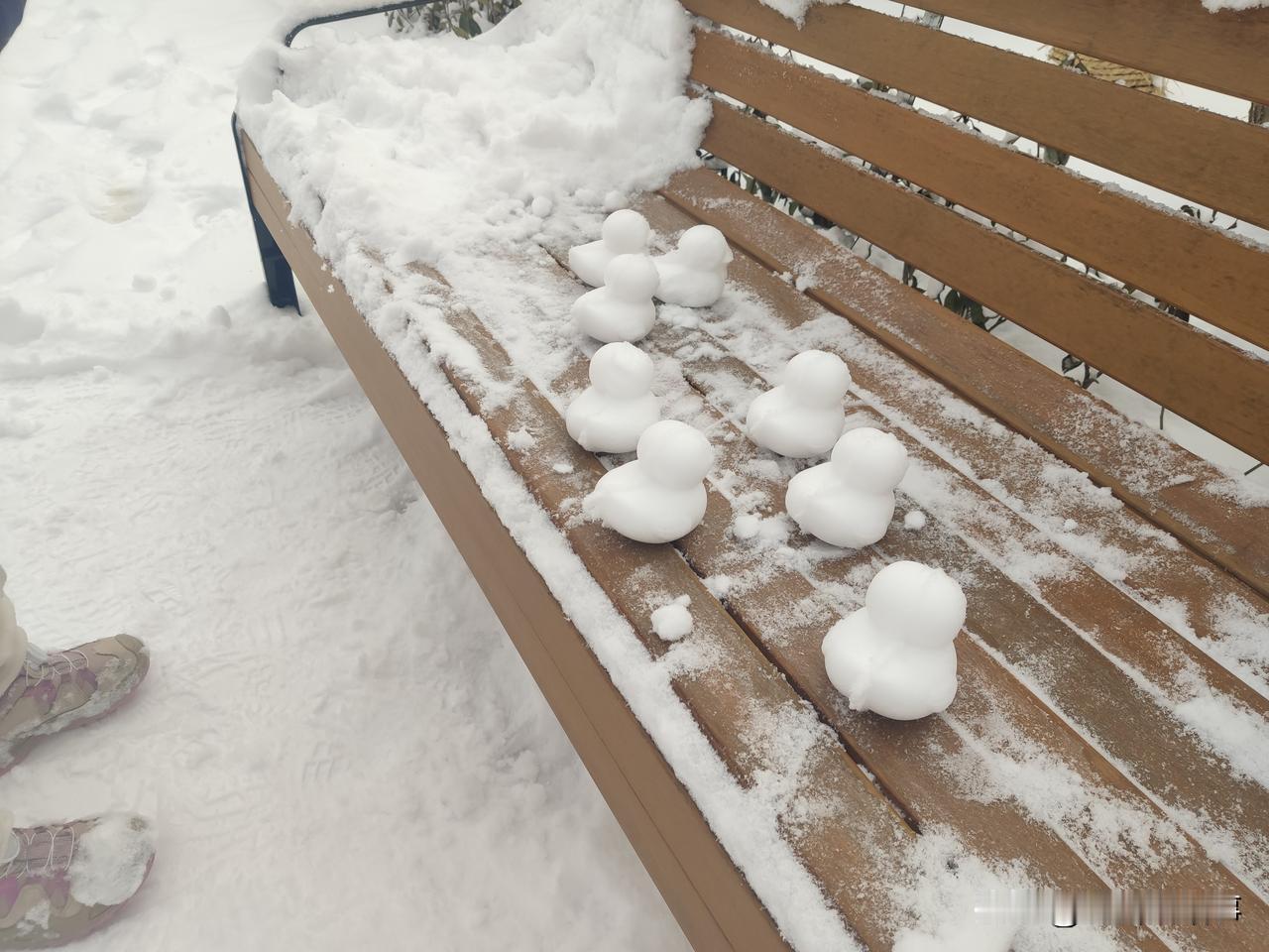 每年冬天下雪过后，天一放晴，郑州街头总能看到一个怪现象:环卫工人们热火朝天的摊雪
